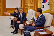 이재명 대통령이 6월 26일 청와대에서 다케다 료타 일한의원연맹 회장을 접견하고 있다.