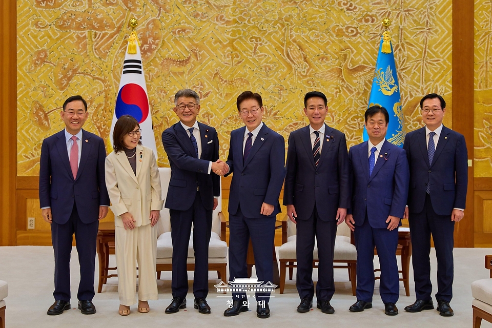 이재명 대통령이 6월 26일 청와대에서 다케다 료타 일한의원연맹 회장과 접견에 앞서 기념촬영을 하고 있다.