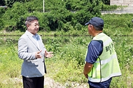 윤호중 행정안전부 장관이 6월 28일 경기도 양평군 광탄유원지를 방문해 여름철 물놀이 수상 안전관리 요원 배치 등 안전시설 관리실태 현장을 불시 점검하고 있다.