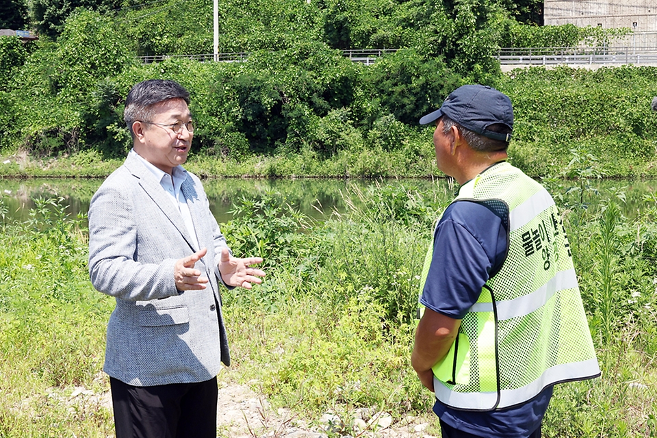 윤호중 행정안전부 장관이 6월 28일 경기도 양평군 광탄유원지를 방문해 여름철 물놀이 수상 안전관리 요원 배치 등 안전시설 관리실태 현장을 불시 점검하고 있다.