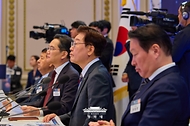 이재명 대통령과 이재용 삼성전자 회장, 최태원 SK그룹 회장이 6월 29일 청와대에서 열린 3대 메가프로젝트 국민보고회에서 참석자의 발표를 듣고 있다.