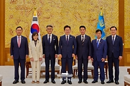 이재명 대통령이 6월 26일 청와대에서 다케다 료타 일한의원연맹 회장과 접견에 앞서 기념촬영을 하고 있다.