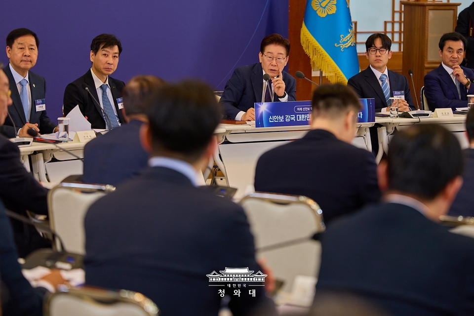 이재명 대통령이 6월 26일 청와대에서 열린 '미래신안보 혁신기업 육성전략' 회의에서 발언하고 있다.