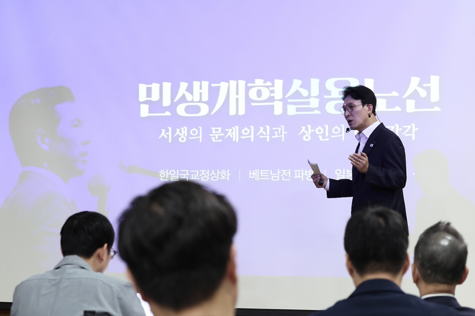 김민석 국무총리가 6월 26일 광주 김대중컨벤션센터에서 김대중정치학교 주최로 열린 '청년리더십학교 워크숍'에서 '청년 정치인을 위한 DJ 정치론'을 주제로 특강을 하고 있다.