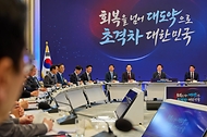 이재명 대통령이 6월 29일 청와대에서 열린 3대 메가프로젝트 국민보고회에서 참석자 발언을 듣고 있다.