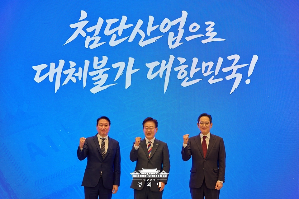 이재명 대통령과 이재용 삼성전자 회장, 최태원 SK그룹 회장이 6월 29일 청와대에서 열린 3대 메가프로젝트 국민보고회에서 기업 투자계획 발표 후 기념촬영을 하고 있다.