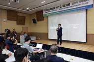 김민석 국무총리가 6월 26일 광주 김대중컨벤션센터에서 김대중정치학교 주최로 열린 '청년리더십학교 워크숍'에서 '청년 정치인을 위한 DJ 정치론'을 주제로 특강을 하고 있다.