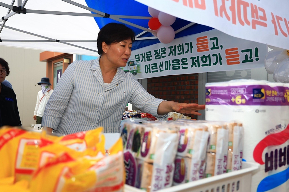 송미령 농림축산식품부 장관이 6월 25일 곡성군 죽곡면을 찾아 현장 간담회를 개최하고 농어촌 기본소득 활용 사례와 지역공동체 활성화 추진 상황을 점검하고 있다. 이후 고달면을 방문해 현장의 불편사항을 청취하고 주민들과 소통의 시간을 갖고 있다.