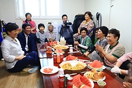 송미령 농림축산식품부 장관이 6월 25일 곡성군 죽곡면을 찾아 현장 간담회를 개최하고 농어촌 기본소득 활용 사례와 지역공동체 활성화 추진 상황을 점검하고 있다. 이후 고달면을 방문해 현장의 불편사항을 청취하고 주민들과 소통의 시간을 갖고 있다.