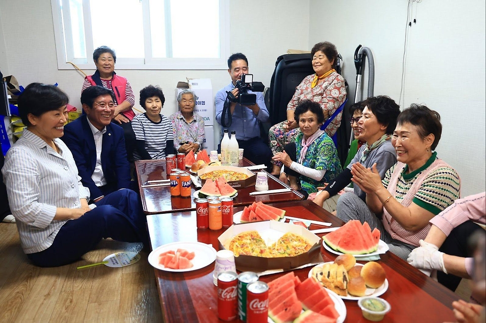 송미령 농림축산식품부 장관이 6월 25일 곡성군 죽곡면을 찾아 현장 간담회를 개최하고 농어촌 기본소득 활용 사례와 지역공동체 활성화 추진 상황을 점검하고 있다. 이후 고달면을 방문해 현장의 불편사항을 청취하고 주민들과 소통의 시간을 갖고 있다.