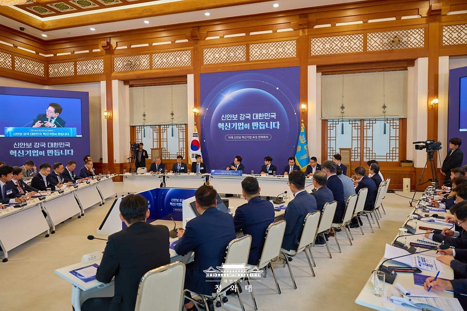 이재명 대통령이 6월 26일 청와대에서 열린 '미래신안보 혁신기업 육성전략' 회의에서 발언하고 있다.