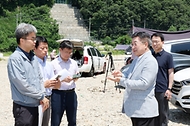 윤호중 행정안전부 장관이 6월 28일 경기도 양평군 광탄유원지를 방문해 여름철 물놀이 수상 안전관리 요원 배치 등 안전시설 관리실태 현장을 불시 점검하고 있다.