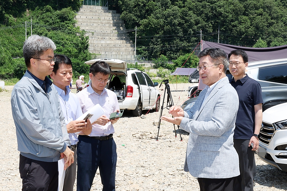 윤호중 행정안전부 장관이 6월 28일 경기도 양평군 광탄유원지를 방문해 여름철 물놀이 수상 안전관리 요원 배치 등 안전시설 관리실태 현장을 불시 점검하고 있다.