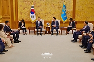이재명 대통령이 6월 26일 청와대에서 다케다 료타 일한의원연맹 회장을 접견하고 있다.