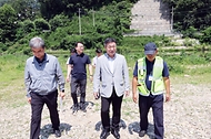 윤호중 행정안전부 장관이 6월 28일 경기도 양평군 광탄유원지를 방문해 여름철 물놀이 수상 안전관리 요원 배치 등 안전시설 관리실태 현장을 불시 점검하고 있다.