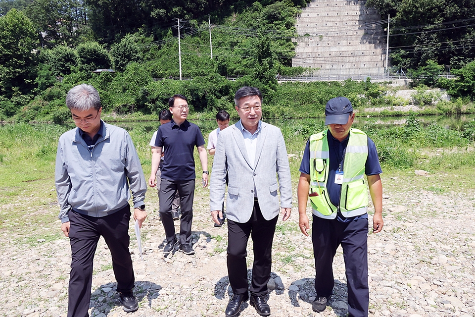 윤호중 행정안전부 장관이 6월 28일 경기도 양평군 광탄유원지를 방문해 여름철 물놀이 수상 안전관리 요원 배치 등 안전시설 관리실태 현장을 불시 점검하고 있다.