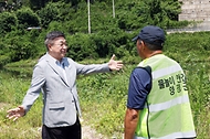 윤호중 행정안전부 장관이 6월 28일 경기도 양평군 광탄유원지를 방문해 여름철 물놀이 수상 안전관리 요원 배치 등 안전시설 관리실태 현장을 불시 점검하고 있다.