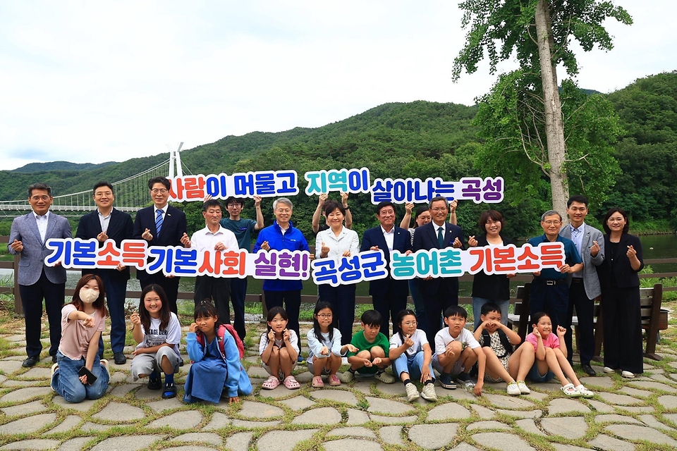 송미령 농림축산식품부 장관이 6월 25일 곡성군 죽곡면을 찾아 현장 간담회를 개최하고 농어촌 기본소득 활용 사례와 지역공동체 활성화 추진 상황을 점검하고 있다. 이후 고달면을 방문해 현장의 불편사항을 청취하고 주민들과 소통의 시간을 갖고 있다.
