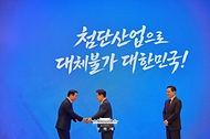이재명 대통령과 최태원 SK그룹 회장이 6월 29일 청와대에서 열린 3대 메가프로젝트 국민보고회에서 기업 투자계획 발표 후 악수하고 있다.