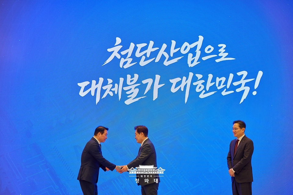 이재명 대통령과 최태원 SK그룹 회장이 6월 29일 청와대에서 열린 3대 메가프로젝트 국민보고회에서 기업 투자계획 발표 후 악수하고 있다.