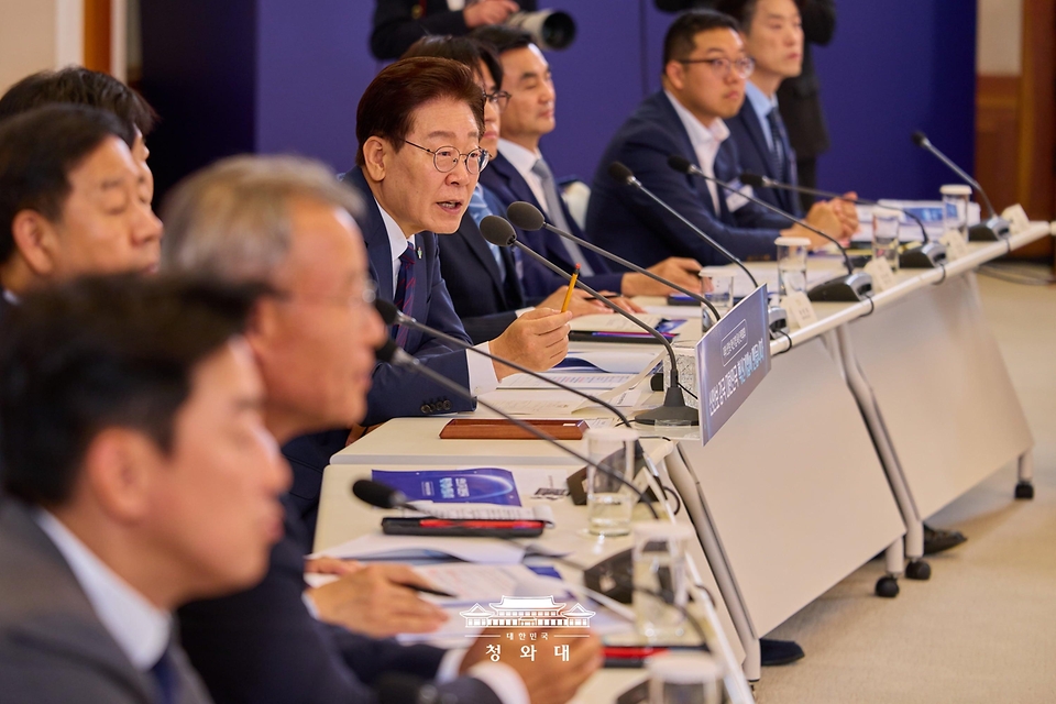 이재명 대통령이 6월 26일 청와대에서 열린 '미래신안보 혁신기업 육성전략' 회의에서 발언하고 있다.