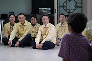 박은식 산림청장이 6월 26일 경남 산청군 단성면 산사태 피해 복구현장을 찾아 추진상황을 점검하고 있다.