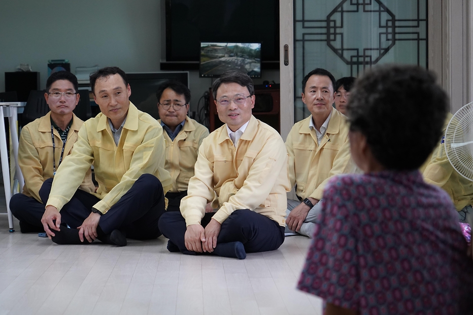 박은식 산림청장이 6월 26일 경남 산청군 단성면 산사태 피해 복구현장을 찾아 추진상황을 점검하고 있다.