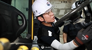 김영훈 고용노동부 장관이 6월 29일 대전광역시 동구 소재 대학교 기숙사 신축공사 현장을 불시에 방문해 건설현장 노동자의 온열질환 및 추락사고 예방조치 이행 여부를 점검하고 있다.