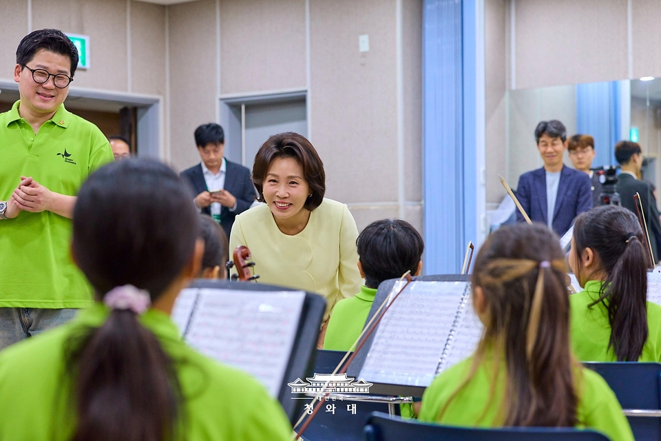 김혜경 여사가 6월 29일 서울 구로아트밸리를 찾아 꿈의 오케스트라 단원들과 인사하고 있다.