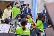 김혜경 여사가 6월 29일 서울 구로아트밸리를 찾아 꿈의 오케스트라 단원들과 인사하고 있다.