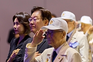 이재명 대통령이 6월 25일 경기도 수원컨벤션센터에서 열린 6·25전쟁 제76주년 기념식에서 기념사를 하고 있다.