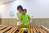 김혜경 여사가 6월 29일 서울 구로아트밸리를 찾아 꿈의 오케스트라 단원과 마림바를 함께 연주해보고 있다.