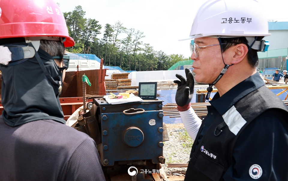 김영훈 고용노동부 장관이 6월 29일 대전광역시 동구 소재 대학교 기숙사 신축공사 현장을 불시에 방문해 건설현장 노동자의 온열질환 및 추락사고 예방조치 이행 여부를 점검하고 있다.