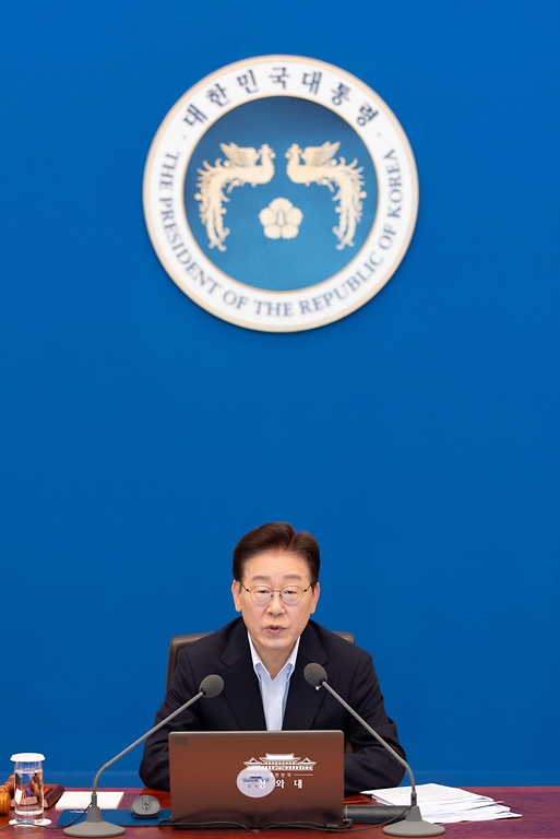 이재명 대통령이 6월 30일 청와대에서 열린 국무회의 겸 비상경제점검회의에서 발언하고 있다.