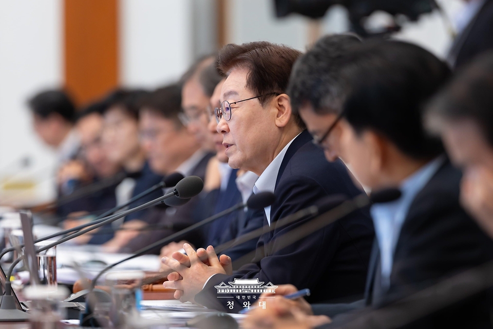 이재명 대통령이 6월 30일 청와대에서 열린 국무회의 겸 비상경제점검회의에서 발언하고 있다.