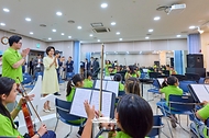 김혜경 여사가 6월 29일 서울 구로아트밸리를 찾아 꿈의 오케스트라 단원들과 인사하고 있다.