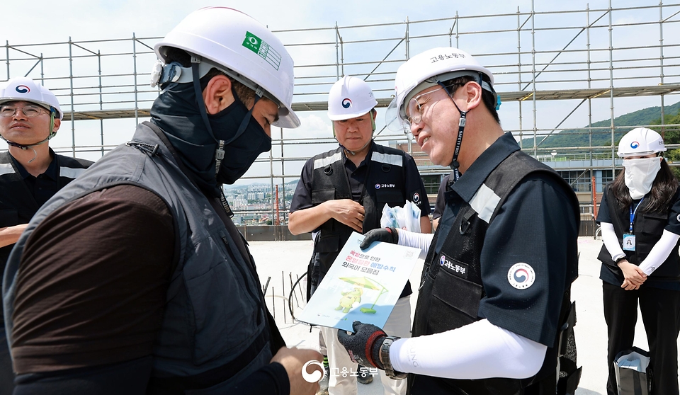 김영훈 고용노동부 장관이 6월 29일 대전광역시 동구 소재 대학교 기숙사 신축공사 현장을 불시에 방문해 건설현장 노동자의 온열질환 및 추락사고 예방조치 이행 여부를 점검하고 있다.