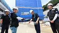 김영훈 고용노동부 장관이 6월 29일 대전광역시 동구 소재 대학교 기숙사 신축공사 현장을 불시에 방문해 건설현장 노동자의 온열질환 및 추락사고 예방조치 이행 여부를 점검하고 있다.