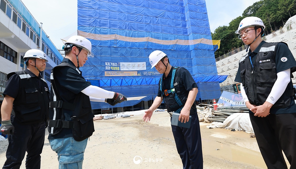 김영훈 고용노동부 장관이 6월 29일 대전광역시 동구 소재 대학교 기숙사 신축공사 현장을 불시에 방문해 건설현장 노동자의 온열질환 및 추락사고 예방조치 이행 여부를 점검하고 있다.