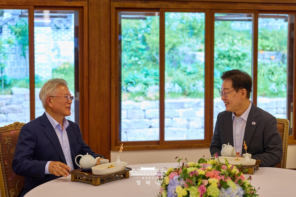 이재명 대통령이 7월 1일 청와대 상춘재에서 오찬에 앞서 문재인 전 대통령의 인사말을 듣고 있다.