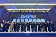 이재명 대통령이 6월 30일 광주 김대중컨벤션센터에서 열린 서남권 첨단산업 발전비전 국민보고회에서 정부와 기업의 MOU체결식이 끝난 뒤 참석자들과 기념촬영을 하고 있다.