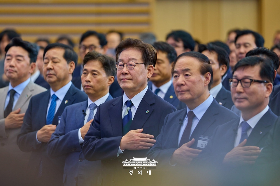 이재명 대통령이 6월 30일 광주 김대중컨벤션센터에서 열린 서남권 첨단산업 발전비전 국민보고회에서 국민의례를 하고 있다.