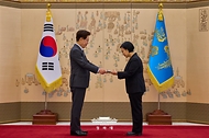 이재명 대통령이 7월 1일 청와대에서 한성숙 국무총리에게 임명장을 수여하고 있다.
