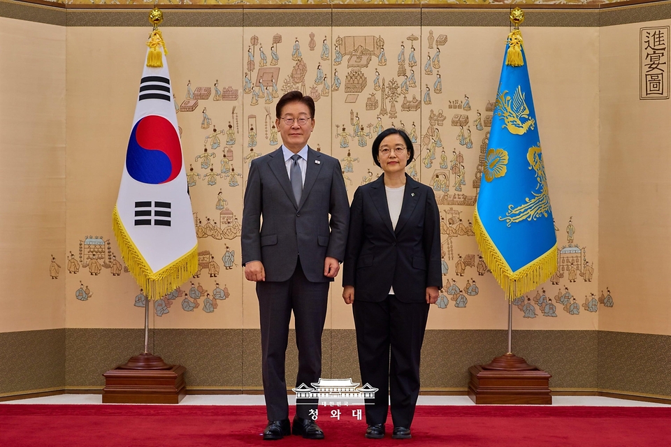 이재명 대통령이 7월 1일 청와대에서 한성숙 국무총리에게 임명장을 수여한 후 기념촬영을 하고 있다.