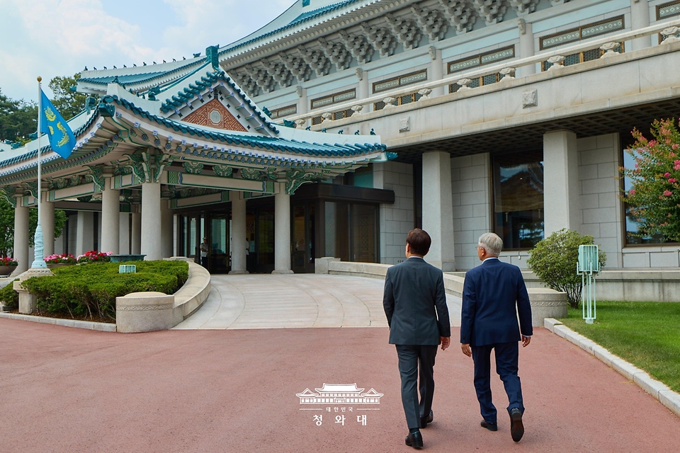 이재명 대통령과 문재인 전 대통령이 7월 1일 청와대 상춘재에서 오찬 회동 후 본관으로 걸어가고 있다.