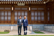 이재명 대통령과 문재인 전 대통령이 7월 1일 청와대 상춘재에서 오찬에 앞서 기념 촬영을 하고 있다.