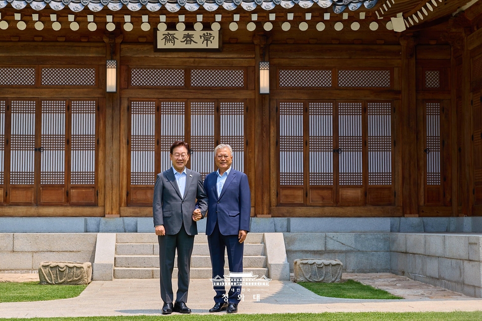 이재명 대통령과 문재인 전 대통령이 7월 1일 청와대 상춘재에서 오찬에 앞서 기념 촬영을 하고 있다.