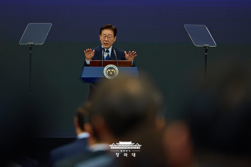 이재명 대통령이 6월 30일 광주 김대중컨벤션센터에서 열린 서남권 첨단산업 발전비전 국민보고회에서 축사하고 있다.