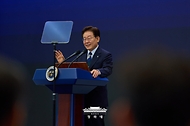 이재명 대통령이 6월 30일 광주 김대중컨벤션센터에서 열린 서남권 첨단산업 발전비전 국민보고회에서 축사하고 있다.