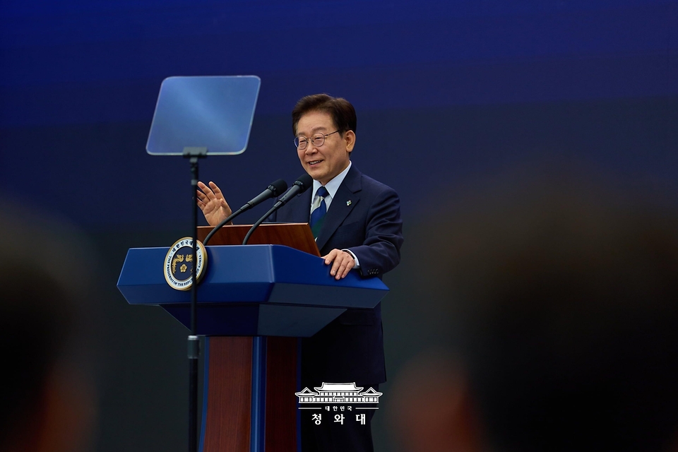 이재명 대통령이 6월 30일 광주 김대중컨벤션센터에서 열린 서남권 첨단산업 발전비전 국민보고회에서 축사하고 있다.